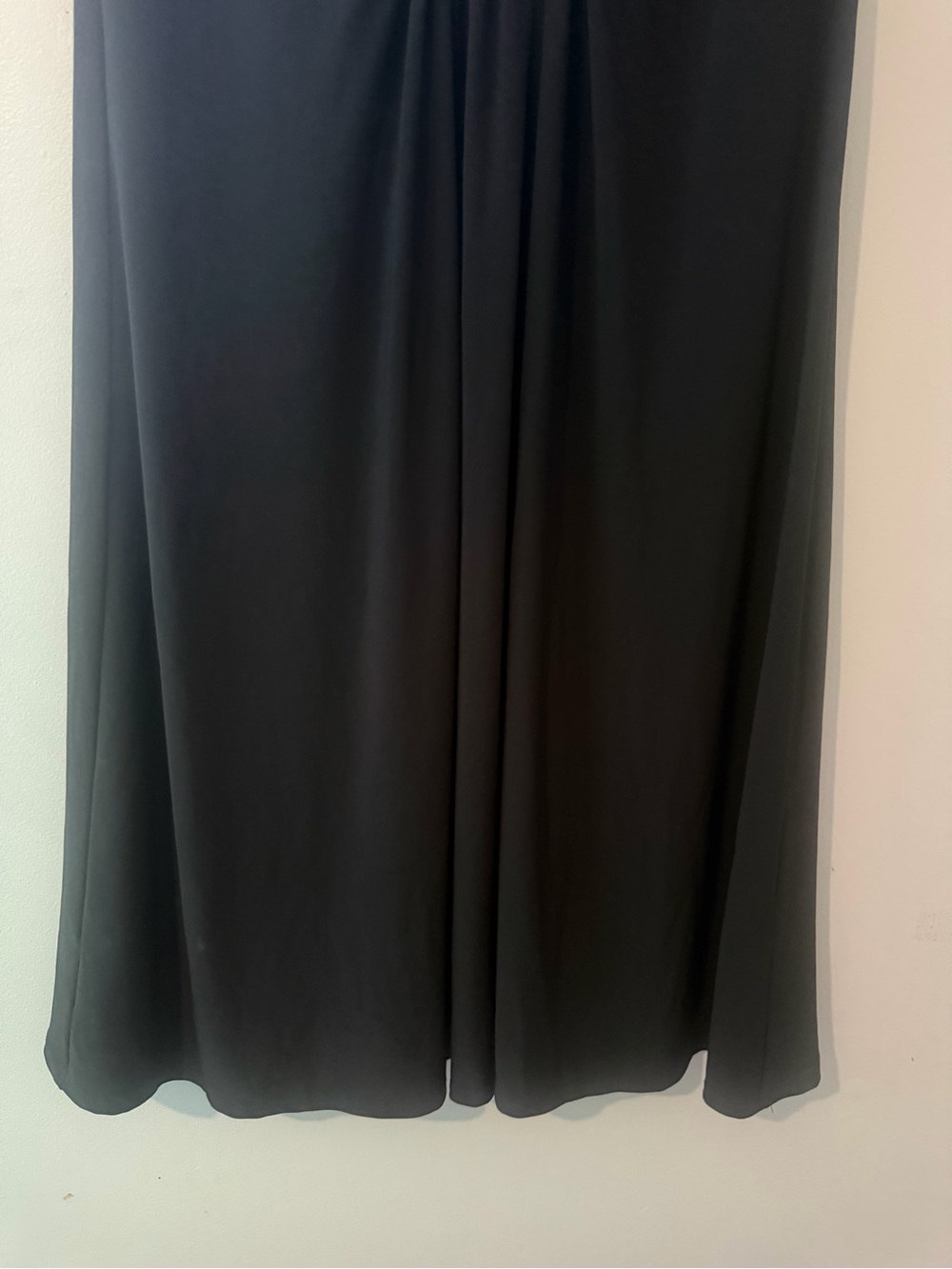 dressbarn Black Sleeveless V‑Neck Midi Dress with Gold Waist Medallion size 14W - Picture 5 of 10